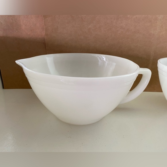Set of 2 Federal milkglass pour spout mixing bowls 6 c. - Picture 4 of 7